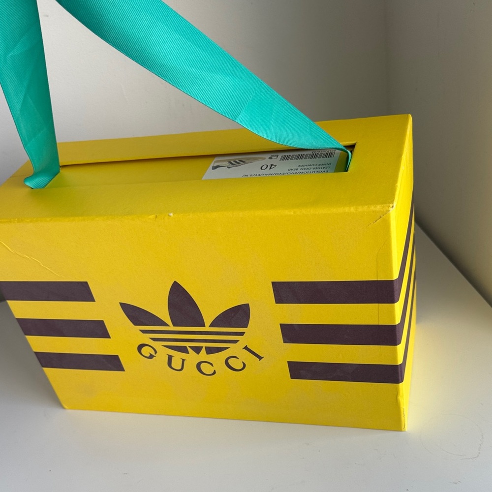 Gucci collaboration with Adidas gazelle sneakers
Special edition (Gold) - Picture 16 of 16